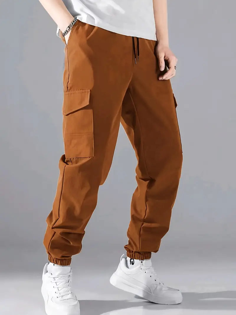 Caden | Pantalón cargo funcional con bolsillos prácticos.