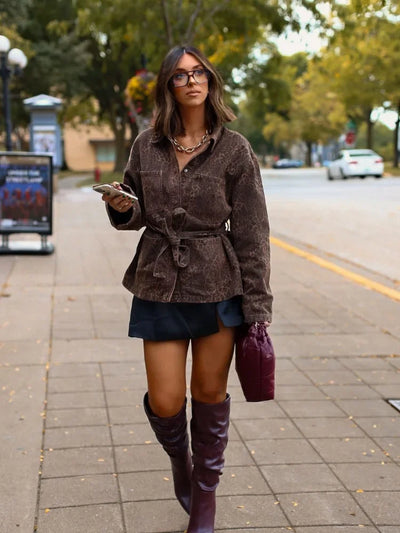 Zoe | Chaqueta de mezclilla retro con estampado de leopardo y cuello de solapa