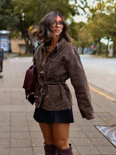 Zoe | Chaqueta de mezclilla retro con estampado de leopardo y cuello de solapa