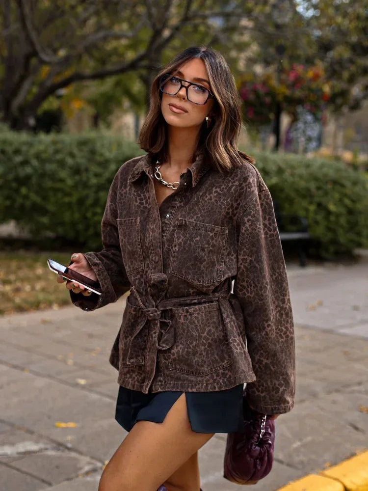 Zoe | Chaqueta de mezclilla retro con estampado de leopardo y cuello de solapa
