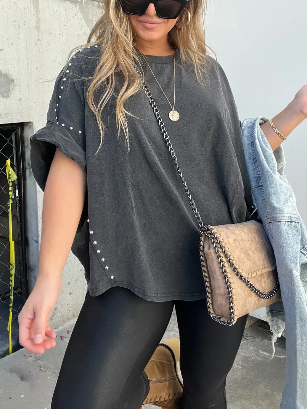 Vania | Camiseta oversize lavada con tachuelas en las mangas